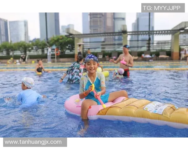 畅享夏日清凉泳池派对 欢聚一堂共度欢乐时光