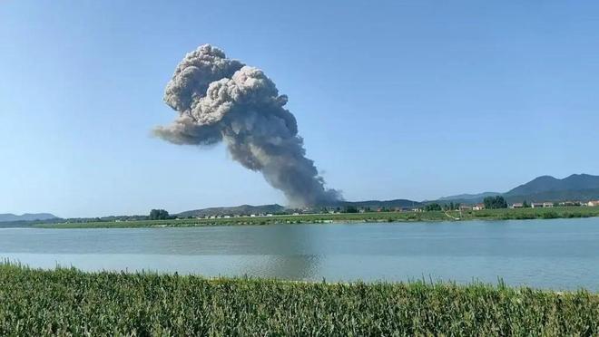 新利官网登录湖南一花炮厂爆炸员工称跑水沟爬下被石块砸头本地曾发高温季烟花爆仗宁静